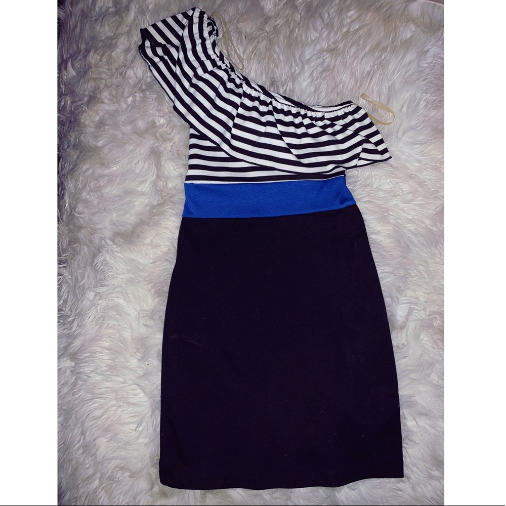 2B BEBE one shoulder striped dress 💙